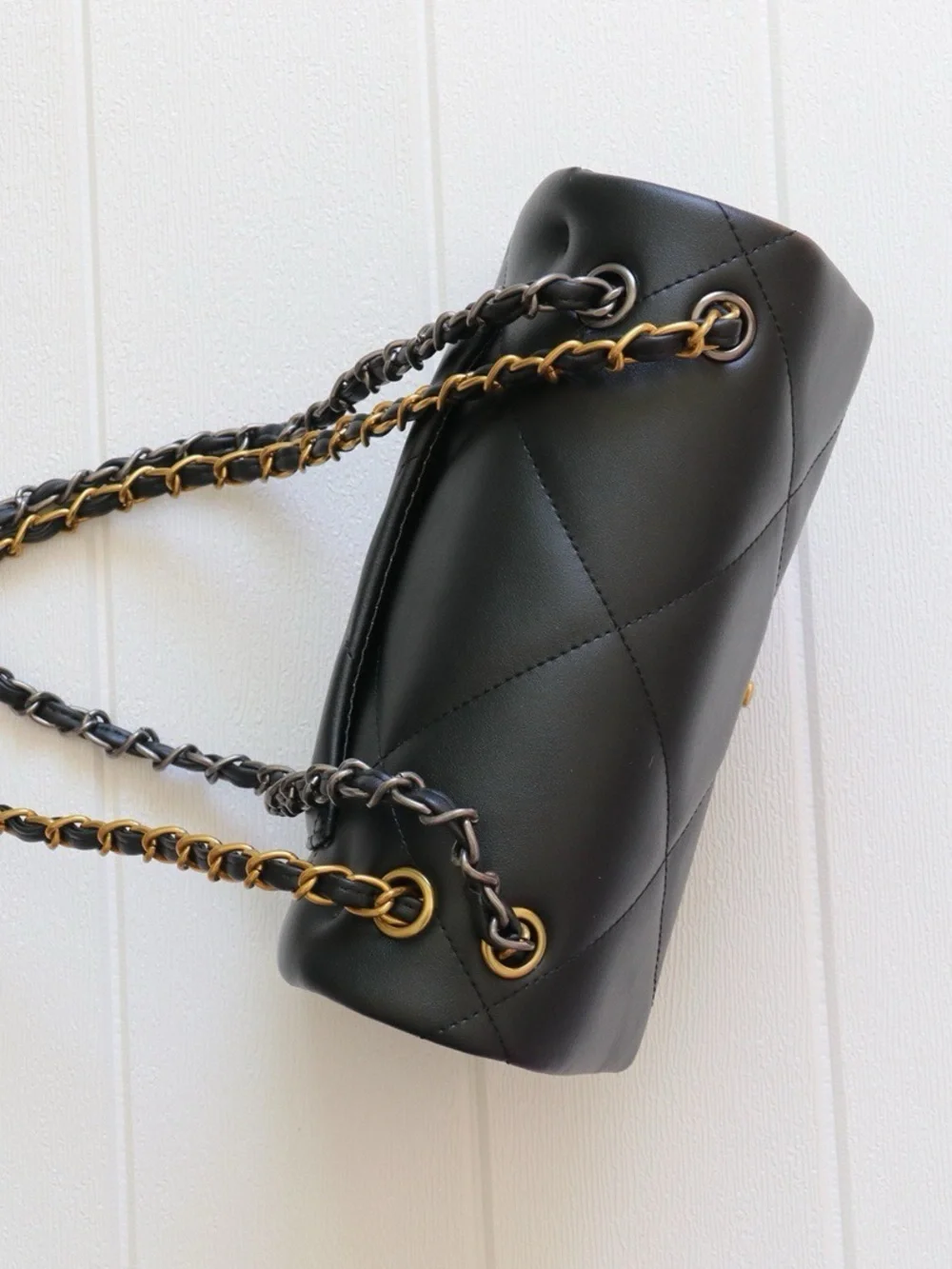 CHANEL Black Quilted Shoulder Bag with Gold Chain